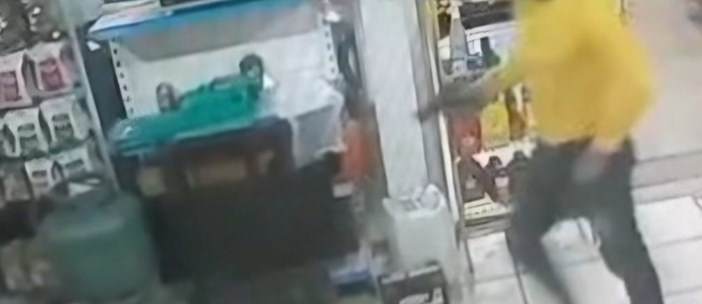 ASSALTO A MÃO-ARMADA - Ação de dupla assaltando loja de conveniência  em posto de gasolina em Espigão do Oeste (RO) 
